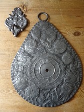 Altes Ziffernblatt Wanduhr Eisen gestanzte Ornamente 37 cm x 27