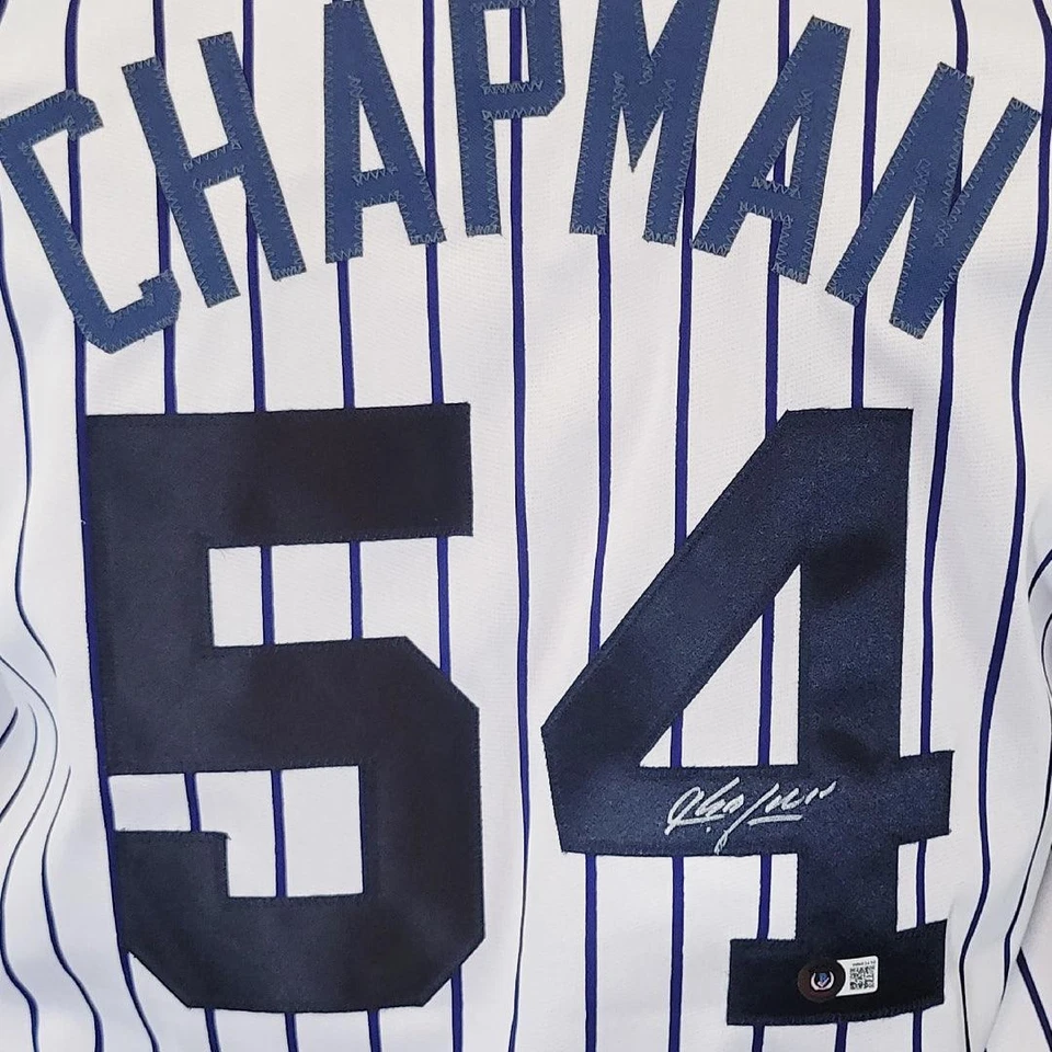 Camiseta de béisbol blanca a rayas firmada por Aroldis Chapman de Nueva York (Beckett) Foto 2 de 3