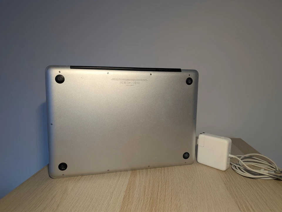 Apple MacBook Pro 2010 13" A1278 4GB RAM 320GB HDD Bundle W/ Apple Charger - Image 3 of 4