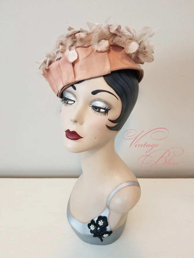 Sombrero pastillero rosa rubor vintage de los años 50 para dama con corona floral de sombrerería Foto 2 de 4