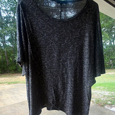 Katherine Women s Plus 1X Gray/Black Heathered Scoop Neck Short Sleeve Knit Top