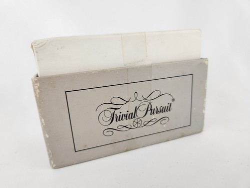 Trivial Pursuit the 1980s Card Set Gioco Night Fun Utilizzabile con Gioco da Tavolo - Foto 7 di 7
