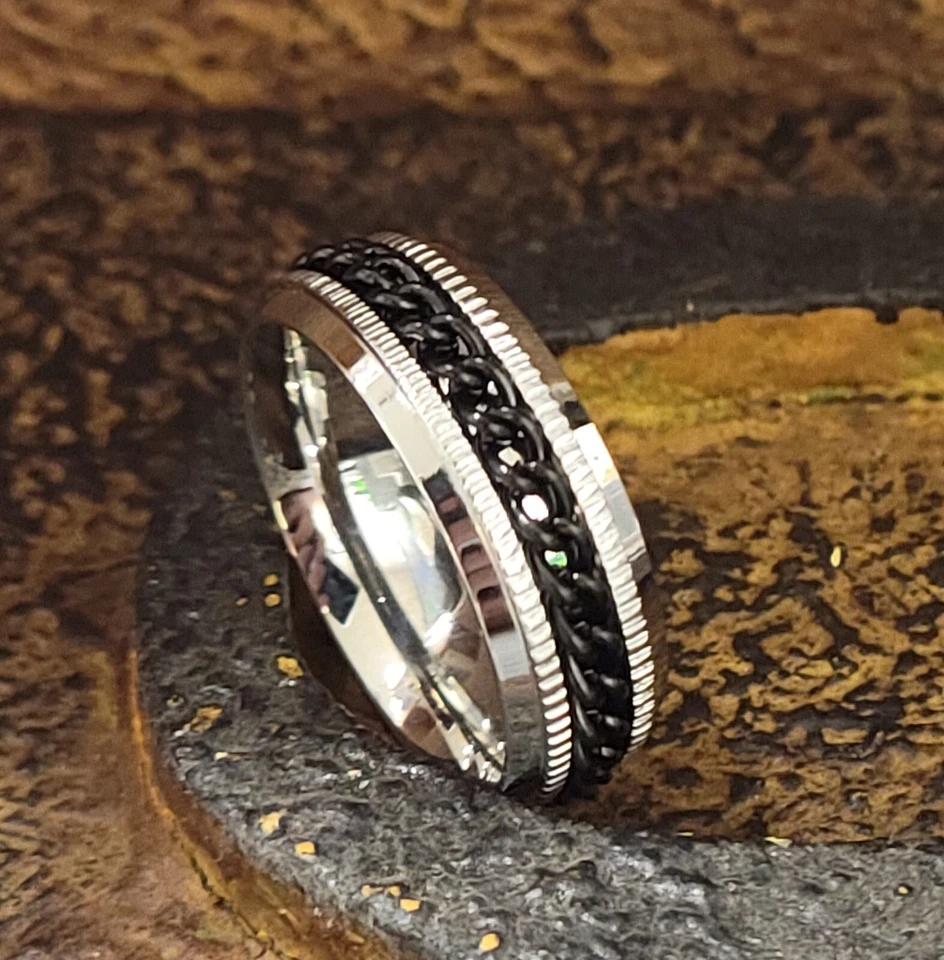 Anillo de promesa giratorio con cadena personalizado grabado para hombre o anillo de boda Foto 4 de 4