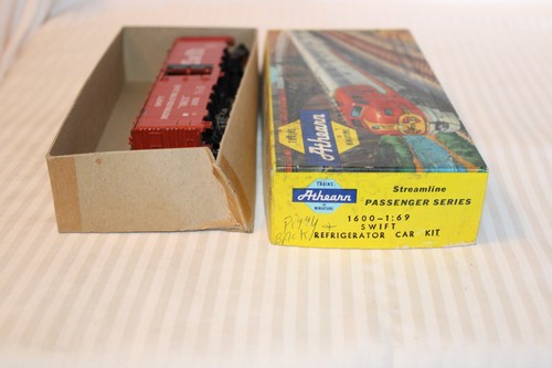 Athearn escala HO, coche de caja de 40', Swift, rojo, #14793 - 1600 construido | Condition: New