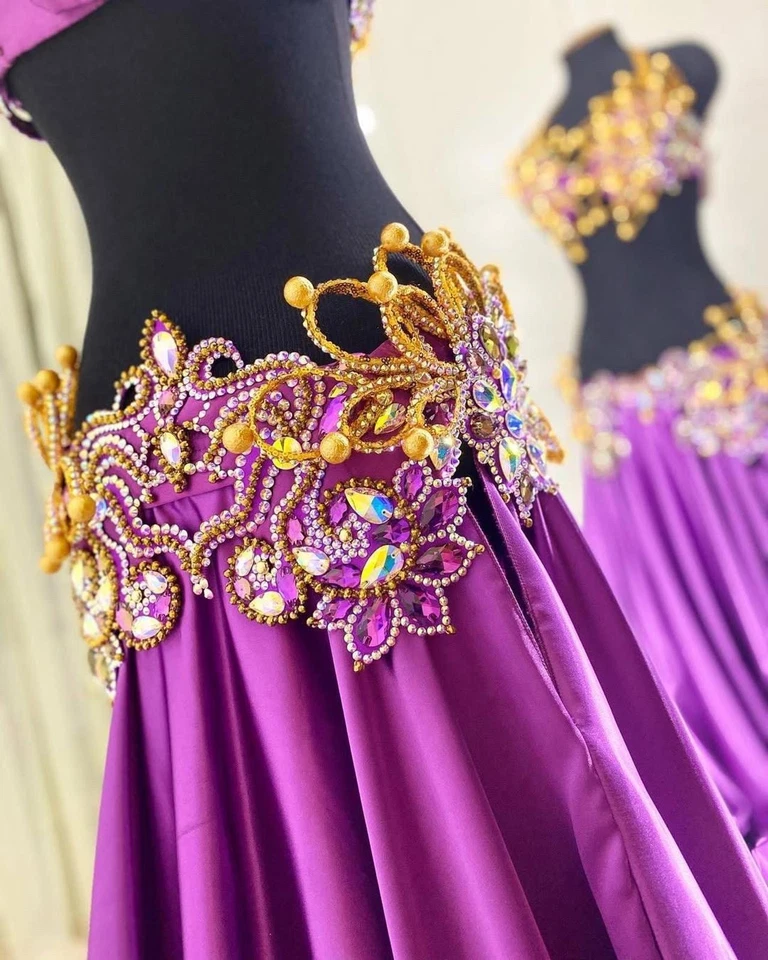 Hecho a pedido Disfraz de danza del vientre de cristal púrpura: Vestido de alta costura con estrás Foto 3 de 4