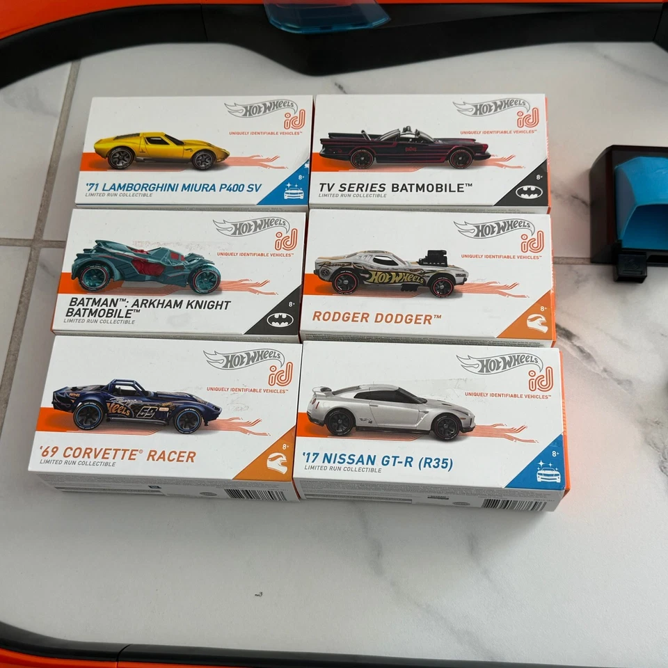 Hot Wheels id Smart Track Starter Kit, Bluetooth App Interactive + 13 EXTRA CARS - Image 4 of 4