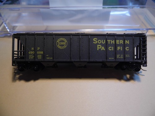 N - Atlas - 3 Bay Covered Hopper, Southern Pacific 490098 mm Kupplungen | Zustand: Used