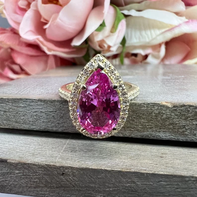 Alianza de oro amarillo real de 18 quilates con diamantes y zafiro rosa natural de 4,70 quilates 7 Foto 3 de 4