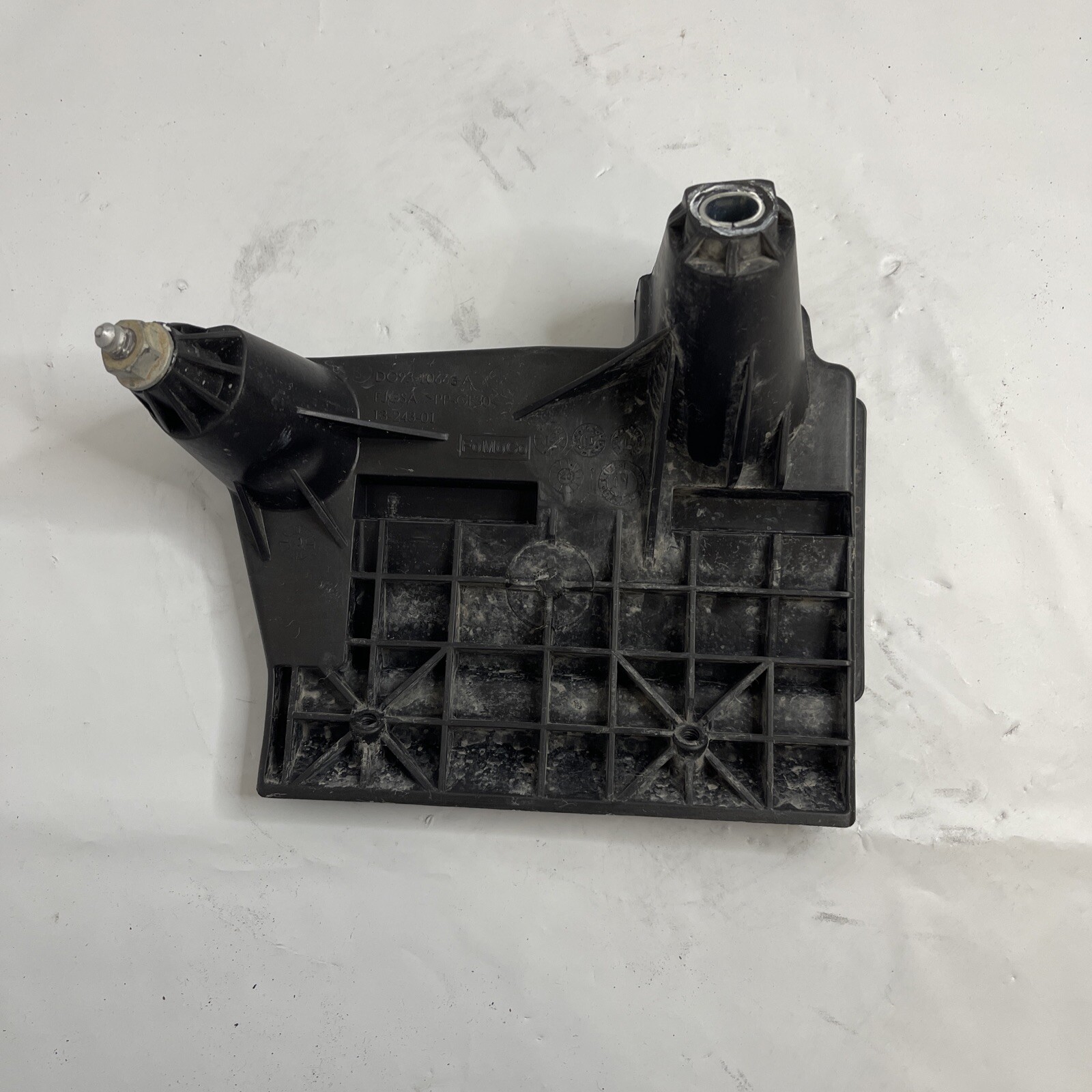 2020 FORD FUSION SE BATTERY UNDER TRAY HOLDER MOUNT BRACKET P/N DG93-10663-A