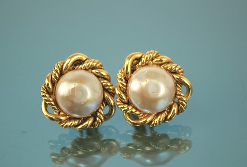 CHANEL Pearl Gold-Tone Clip on Round Earrings Women's Accessories Vintage Used - Picture 2 of 15