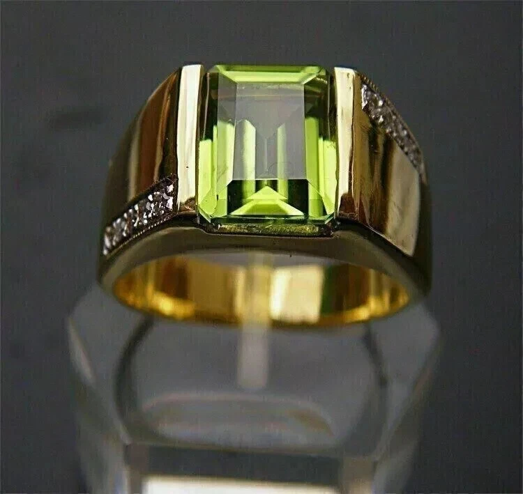 Anillo de boda de peridoto creado en laboratorio de corte esmeralda de 3,50 quilates enchapado en oro amarillo de 14 quilates para hombre Foto 4 de 4