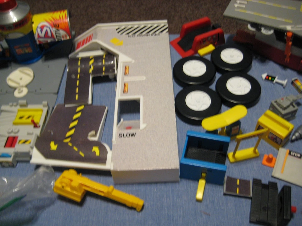 LOTE DE PROYECTO DE PIEZAS DE CONSTRUCCIÓN Y JUEGO DE MICRO MÁQUINAS GALOOB VINTAGE, SIN VEHÍCULOS Foto 4 de 4