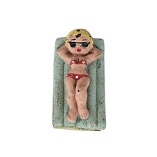 Estatuilla de terracota vintage de niña de barro española tomando el sol con bikini