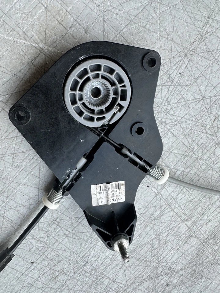 Chevrolet Malibu LT 2017 regulador de ventana de puerta delantera sin motor lado izquierdo OEM Foto 2 de 4