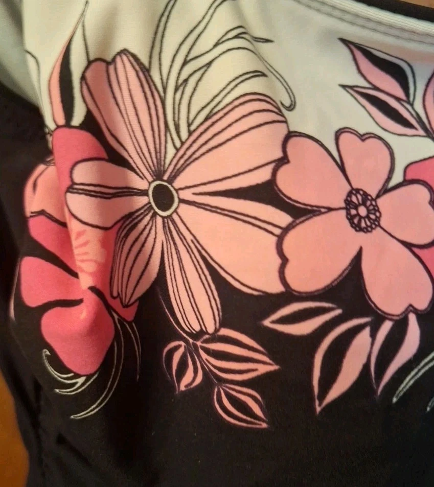 Traje de baño sin mangas Reebok talla 14 negro con flores rosas blanco en la parte superior forrado al frente Foto 2 de 4