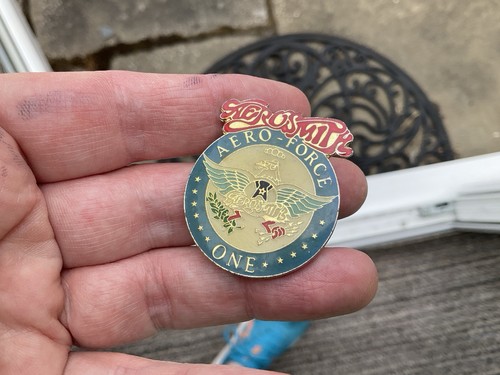 Aerosmith Aero Force One Pin Badge BOTTOM PIN MISSING Rock Music Band Tyler Etc - Foto 3 di 6