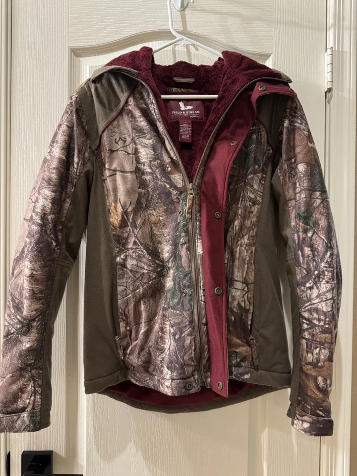 Chaqueta impermeable Field And Stream para mujer camuflada y forrada de lana roja talla pequeña Foto 2 de 4