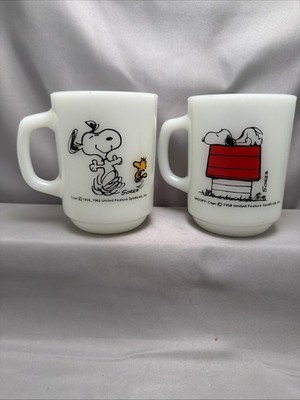 Vintage Anchor Hocking Fire King Snoopy mugs 8 oz Peanuts Set Of 2