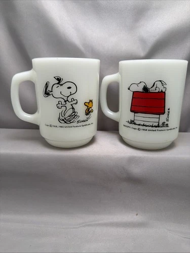 Vintage Anchor Hocking Fire King Snoopy mugs 8 oz Peanuts Set Of 2 Milk Glass
