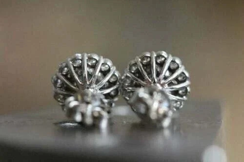 Aretes para mujer de oro blanco de 14 k con topacio azul simulado/circonita cúbica corte redondo de 5 quilates Foto 2 de 4