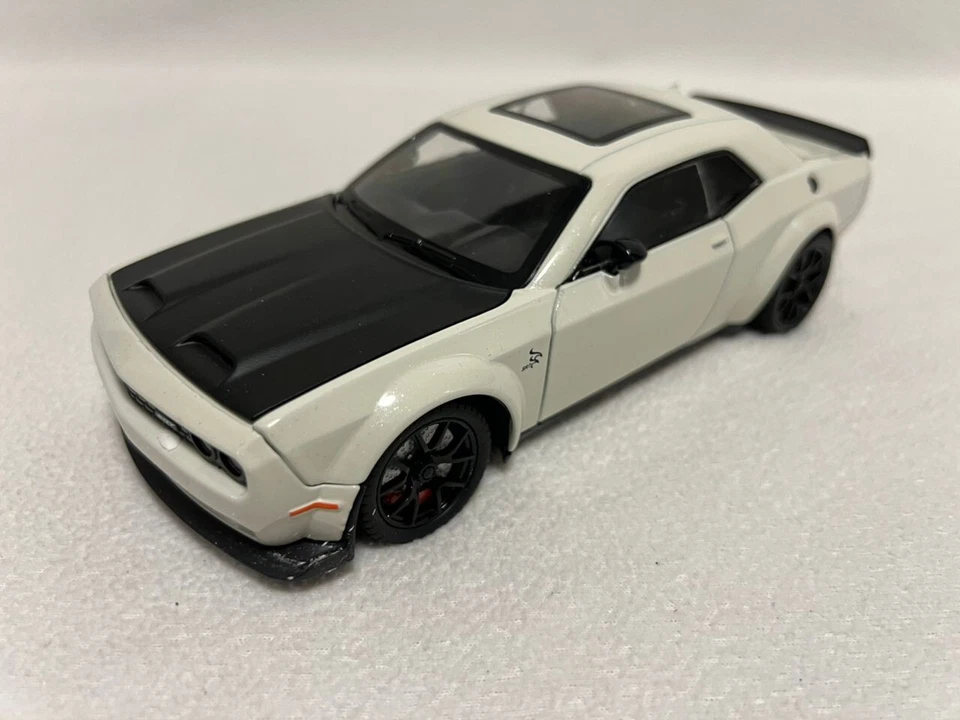 1:24 Dodge Challenger Hellcat Alloy Diecast Toy Car Model Sound Light Pull Back - Image 2 of 4