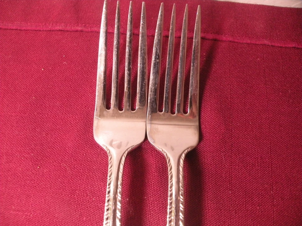 Juego de 2 tenedores de cena brillantes de dominio inoxidable Reed & Barton 18/10 7/8" Foto 2 de 4