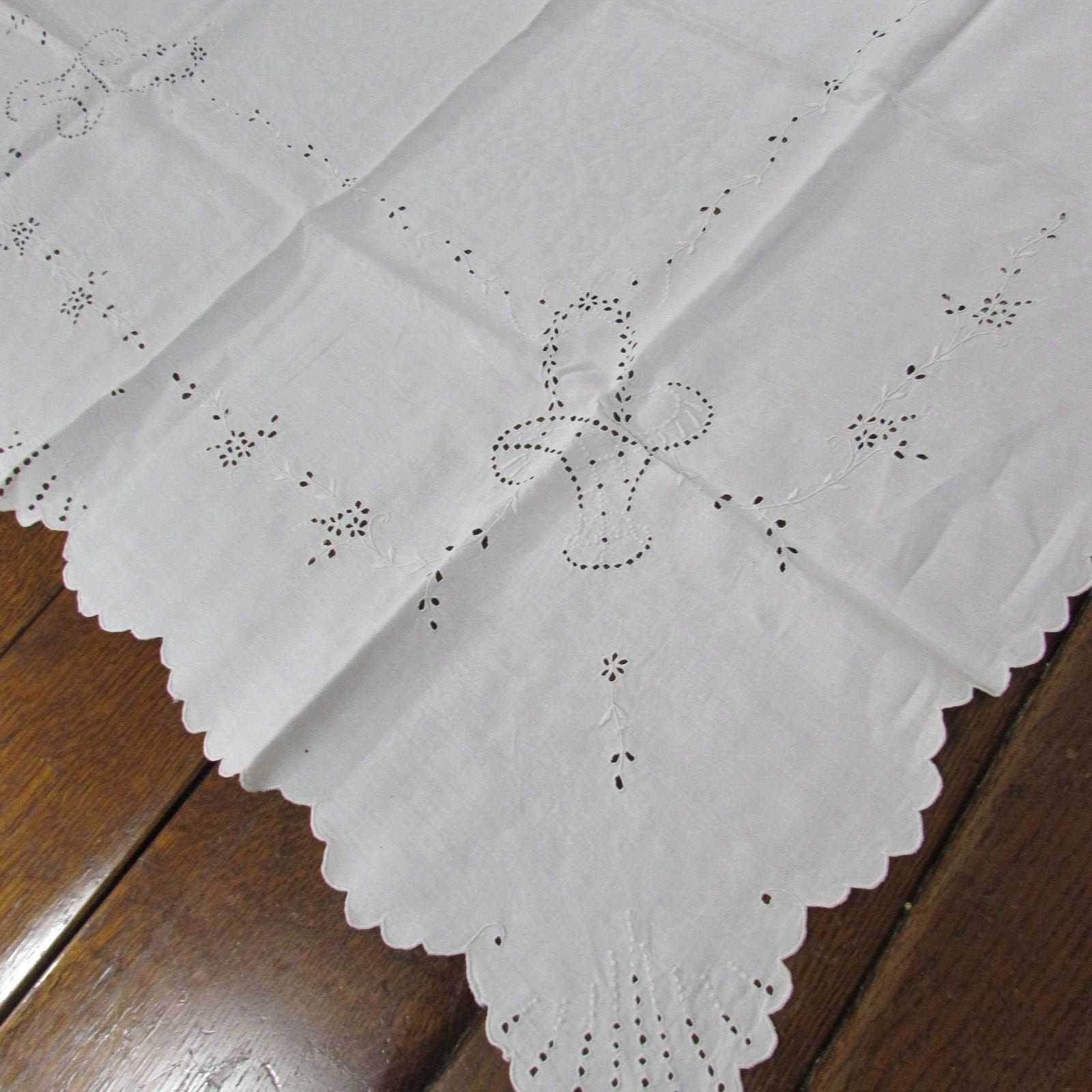 Vtg. White Linen Tablecloth Whitework Eyelet Lace Embroidery Baskets Garlands