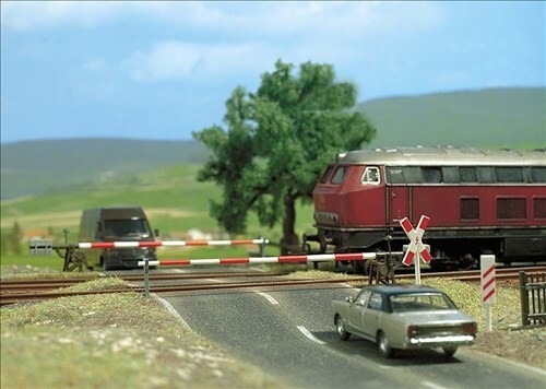 Bahnübergang mit Schildern - 6021 von Busch - Bild 1 von 1