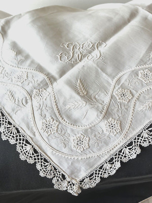 LUXURIOUS ANT WHITE TEA TABLE COVER/TABLE TOPPER, MONO, BEST!!!  WHEAT, WAVES