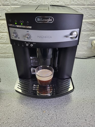 DeLonghi Magnifica ESAM 3000.B Kaffeevollautomat, Schwarz