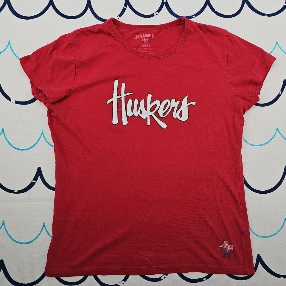 Camiseta vermelha feminina University Of Nebraska Cornhuskers por Banner 47 tamanho M - Imagem 2 de 4