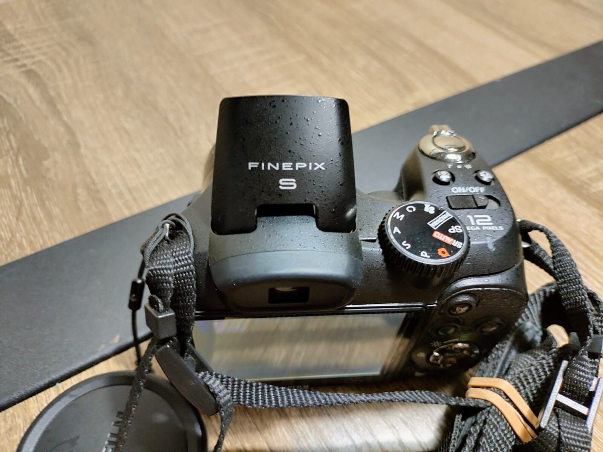 Fuji Fujifilm Finepix S1800 12.2MP Digital Camera w/18X Zoom #511