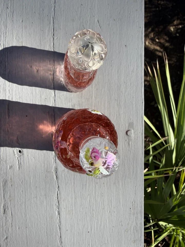 Botella de abeja CHERRY BLOSSOM GUERLAIN 125 ml y botella de spray de 30 ml POR TAEIN SONG Foto 3 de 4