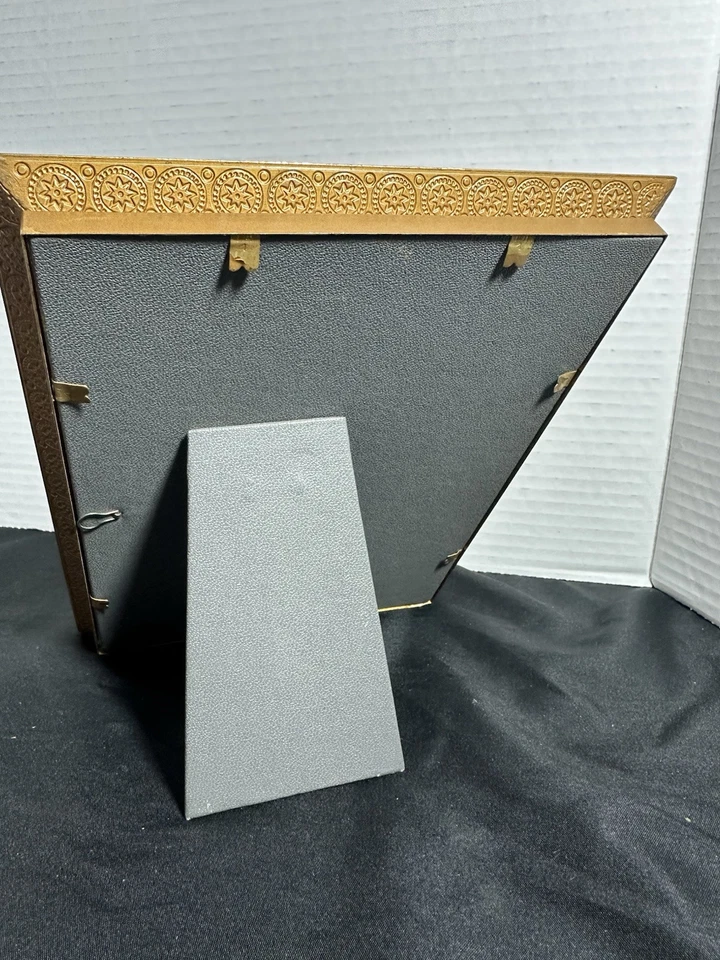 Antiguo marco de fotos dorado de latón ornamentado con caballete trasero vidrio convexo Foto 4 de 4