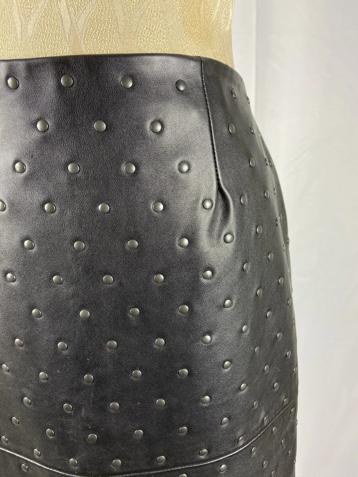 Falda LANVIN Paris Talla 6 Hecha en Italia Negra Tachonada Hasta la Rodilla Piel de Cordero  Foto 3 de 4