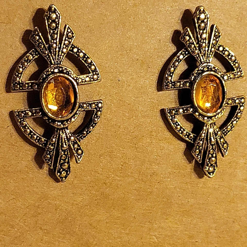 Aretes vintage usados en excelente estado 1,25" en tono dorado con piedra central ámbar Foto 3 de 4