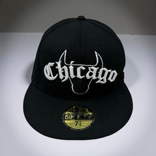 New Era 59FIFTY Chicago Bulls Black Fitted Hat Gothic Script NBA Size 7 3/8 NWT
