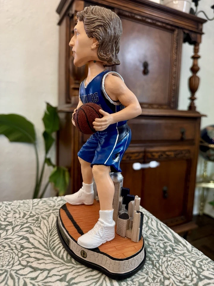 *Enorme 10 pulgadas* Dirk Nowitzki FOCO Bobblehead Mavericks Legends Of Dallas Skyline Foto 4 de 4