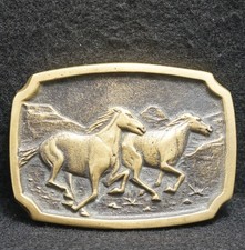 WG11114 VINTAGE 1970s  TWO HORSES RUNNING  ANIMAL ARTWORK BRASS BELT BUCKLE