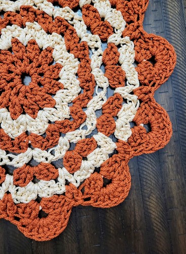 Tapete de ganchillo con cordón de macramé vintage en marrón rojizo y crema de 25" de diámetro - Imagen 5 de 12