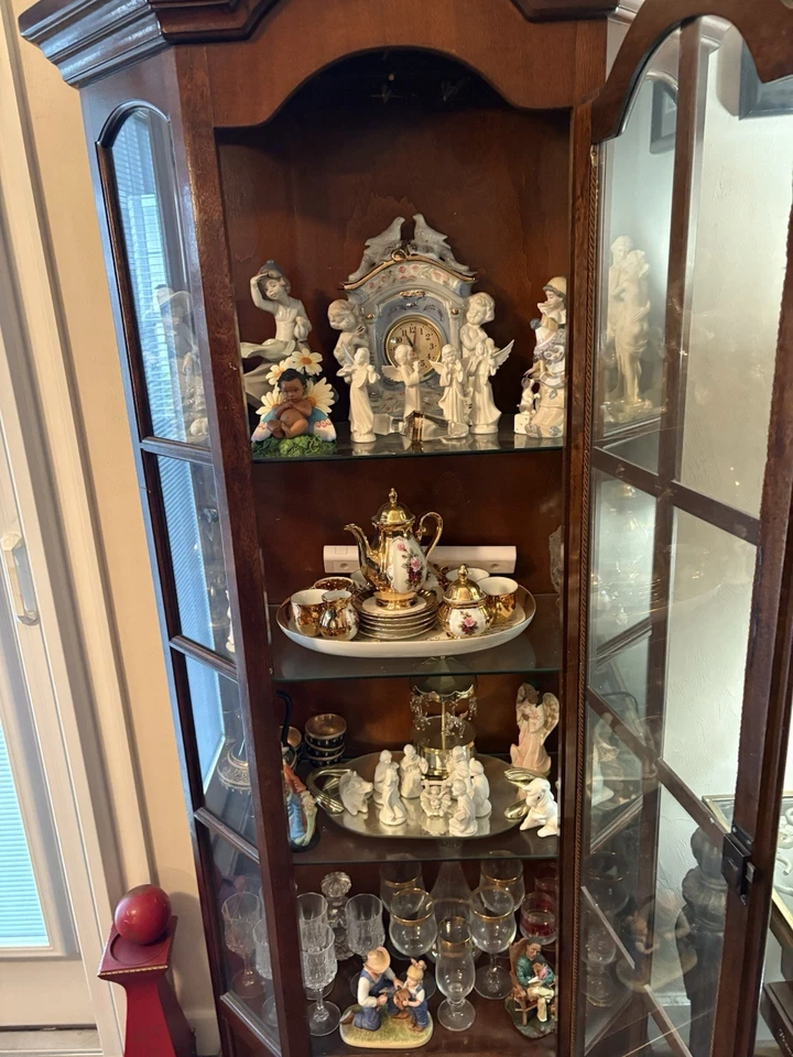 Antiguo gabinete de arce de la Selva Negra con todas las estatuillas naturales de Europa Foto 4 de 4