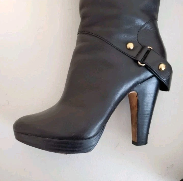Botas Boutique 9 BTDARBEY 7,5 M Cuero Negro Sobre la Rodilla Tacón Alto Correa Espuela Dorada Foto 3 de 4