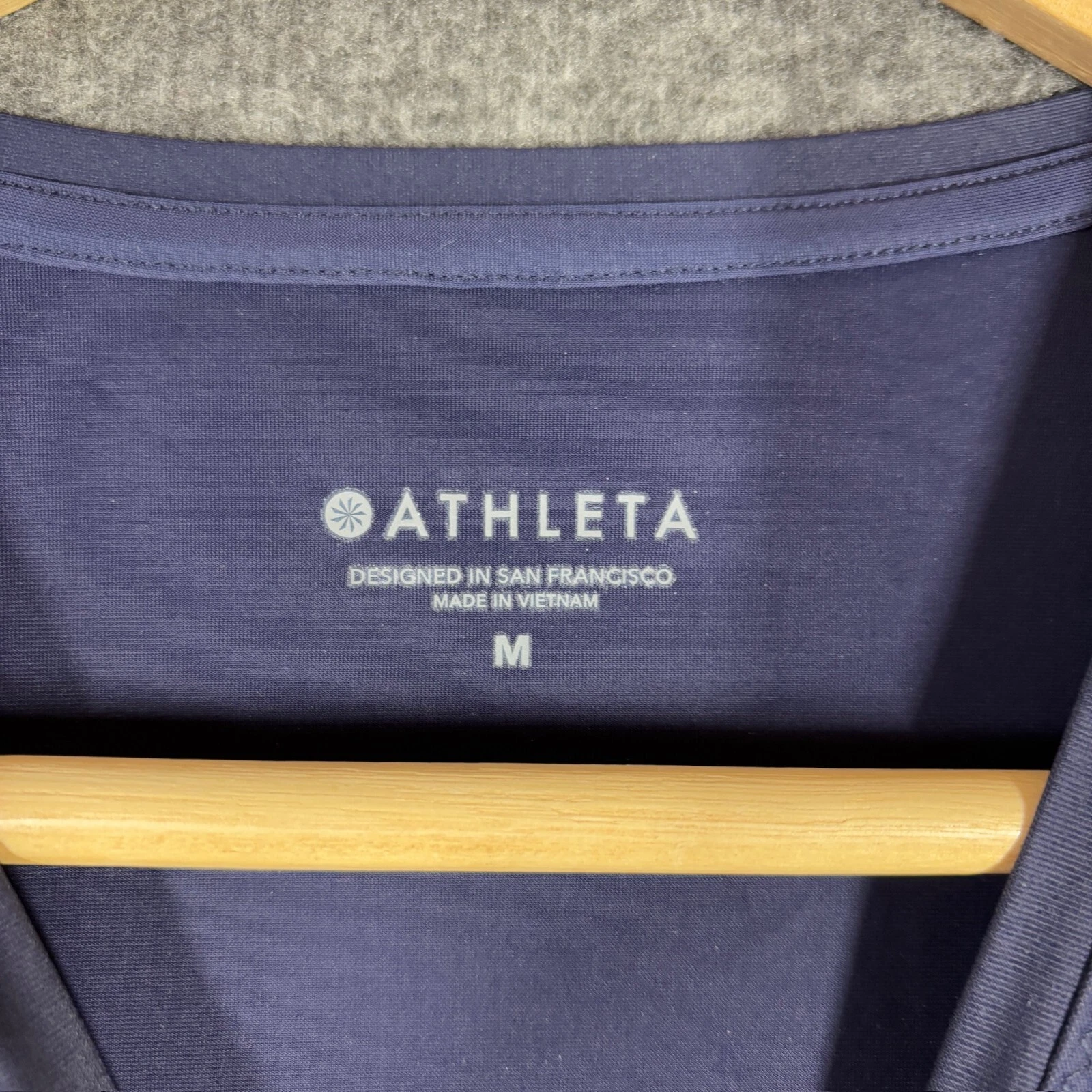 athleta running thumbholes side vent shirt
