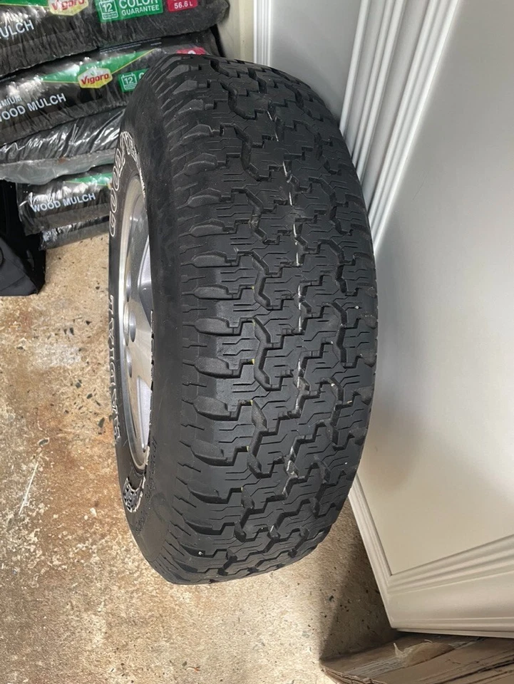 Neumático y llanta de repuesto conectados vehículo usado Foto 2 de 3