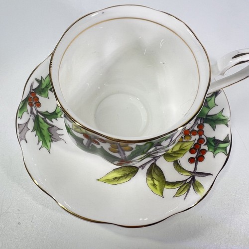 Royal Albert Fiore del Mese #12 Piattino Tazza "Holly" Dipinto A Mano - Foto 9 di 12