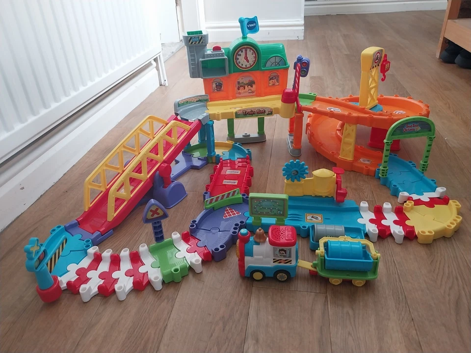 Vtech Toot Toot Flexi Track Train Set. Motorised Train & Extra Flexi Track Set - Image 2 of 4