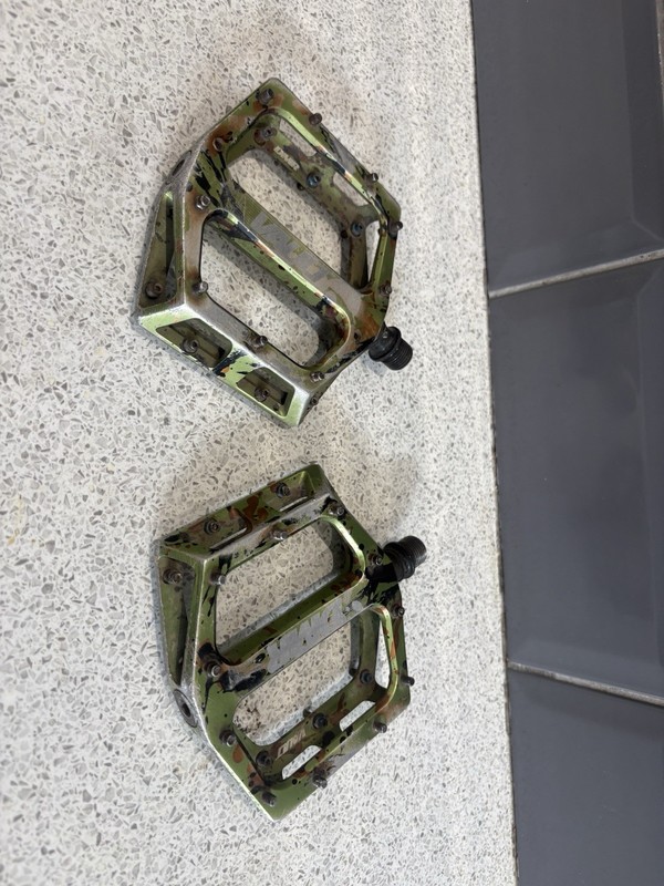 DMR vault Pedals Camo Green