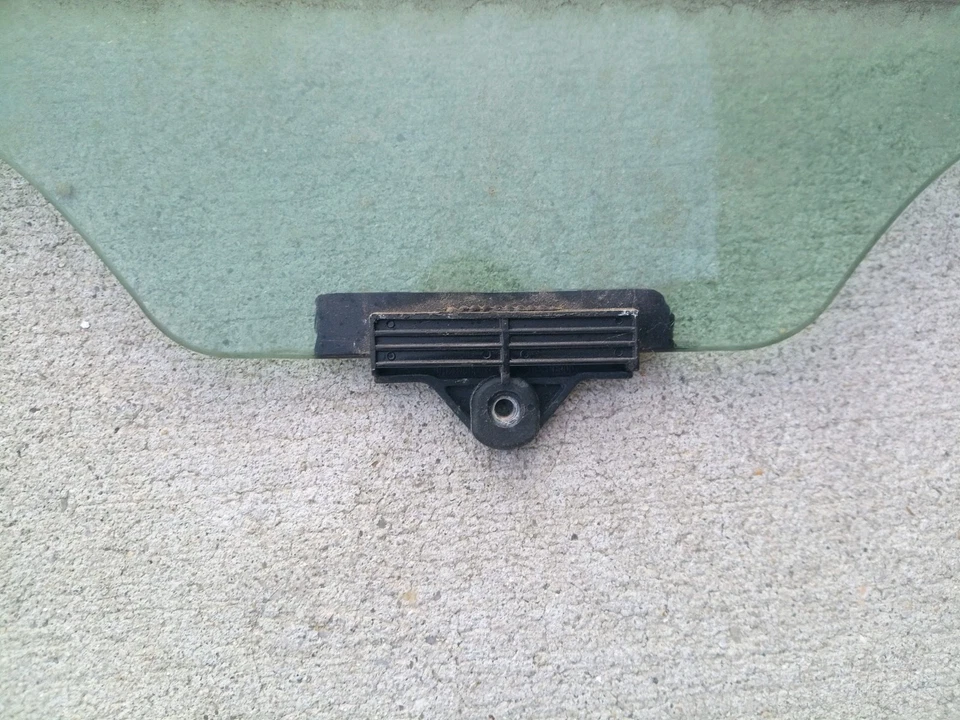 2011-2015 Hyundai Sonata Passenger (R) Rear Door Glass #83420-3S010 (OEM) - Image 2 of 3