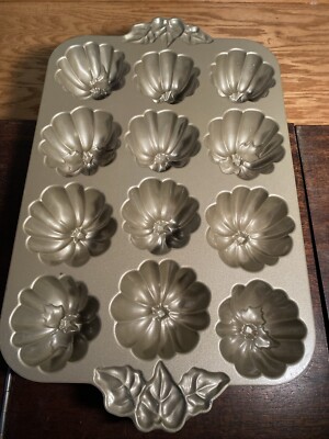 Nordic Ware Pumpkin Patch Muffin Pan 6 Cup, 1.5L, 12 Pumpkins