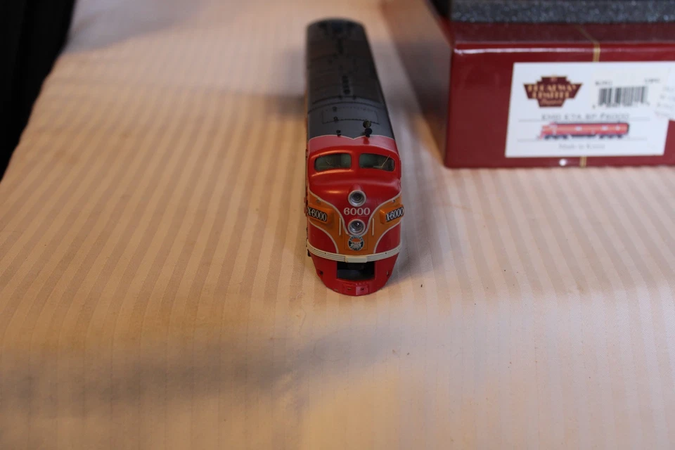 HO Scale Broadway Ltd., EMD E7A Diesel Loco Southern Pacific, Daylight #6000 - Image 3 of 4